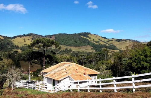 Delfim Moreira House | Cozy Roça Retreat in Serra da Mantiqueira with Spa Amenities