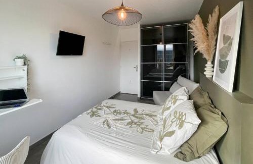Villejean Apartment | Cozy Auteuil: 4 Bedrooms, WiFi & Breakfast Near Metro