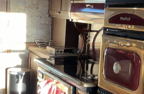 Granbury Cabin | Timeless 1800’s Cabin Getaway with Family-Friendly Amenities