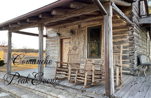 Granbury Cabin | Timeless 1800’s Cabin Getaway with Family-Friendly Amenities