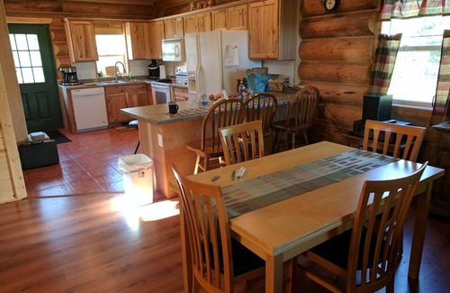 North Carlton Cabin | Experience a Cozy 3-Level Log Cabin with Top Amenities
