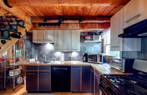 Stratton Mountain Cabin | Tranquil Vermont Log Cabin: Secluded with Pool & Spa