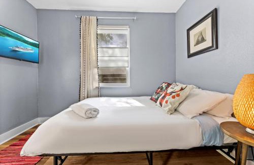 Holly House | Authentic ATX Beauty DT Pool Gem- Walk 2 Lake & Eateries