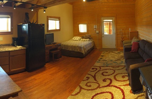 Ester House | Cozy Fairbanks Log House with Kitchen and Spa Amenities