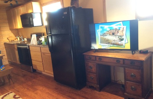 Ester House | Cozy Fairbanks Log House with Kitchen and Spa Amenities