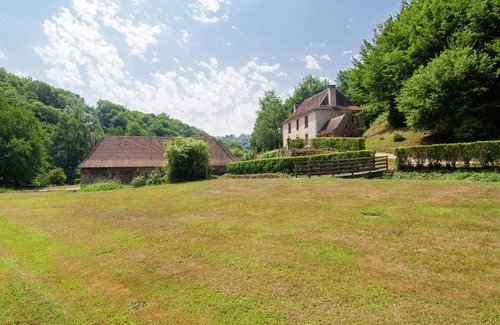 Saint-Medard-d'Excideuil House | Charming Farmhouse with Heated Pool Near Scenic River