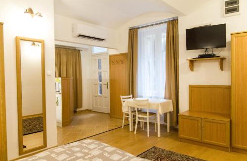 Erzsebetvaros Apartment | Guest Rated 9.3: Experience Authentic Grand Boulevard