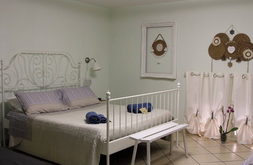 Quartieri Spagnoli Bed & Breakfast | Authentic House in the Heart of the Spanish Quarter | 3 Rooms"
