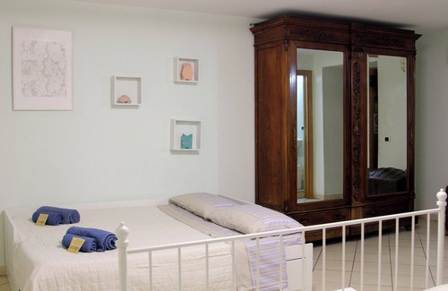 Quartieri Spagnoli Bed & Breakfast | Authentic House in the Heart of the Spanish Quarter | 3 Rooms"