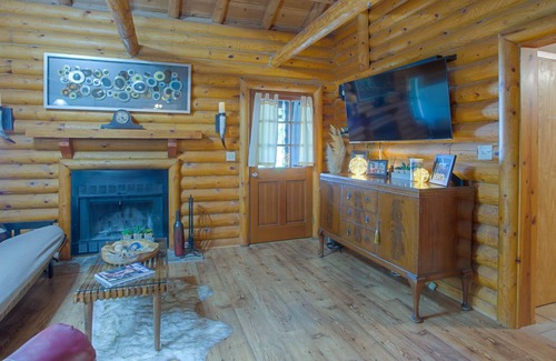 Enchanted Oaks Cabin | Cozy Log Cabin on Cedar Creek Lake with Breathtaking Views