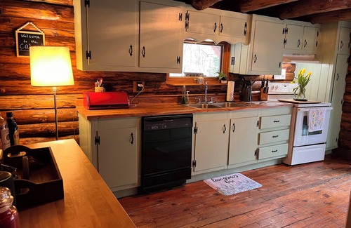 Campton Cabin | Comfortable Log Cabin Retreat for Families Near Owl's Nest