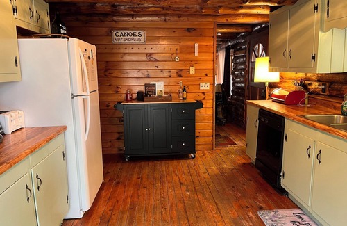 Campton Cabin | Comfortable Log Cabin Retreat for Families Near Owl's Nest