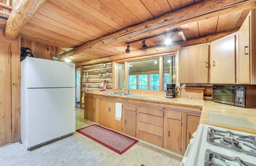 Glidden Cottage | Authentic Log Cabin w/Private Pond in Glidden