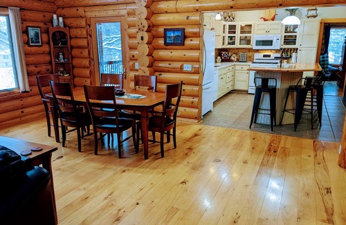 Albert Lea House | Experience Happy Days Log Home with Garden & Lake Views
