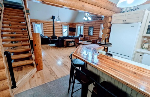 Albert Lea House | Experience Happy Days Log Home with Garden & Lake Views