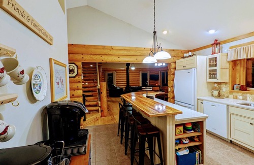 Albert Lea House | Experience Happy Days Log Home with Garden & Lake Views
