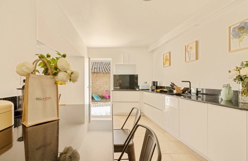 Cabrieres-d'Avignon House | Charming Provencal Farmhouse with Pool in Beautiful Provence