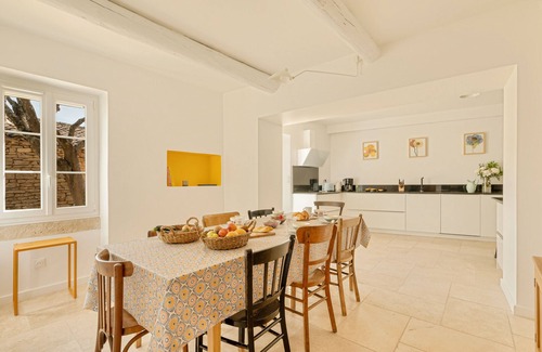 Cabrieres-d'Avignon House | Charming Provencal Farmhouse with Pool in Beautiful Provence