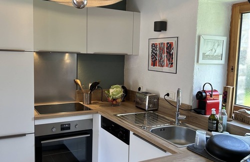 Tregunc Cottage | Inviting Stone Penty Steps from Beach with Spa & Breakfast