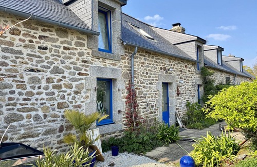 Tregunc Cottage | Inviting Stone Penty Steps from Beach with Spa & Breakfast