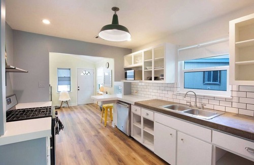 Holly House | Top-Rated 2 BR Guest Home with Big Yard Near Downtown