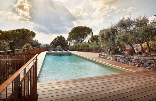 Carces Villa | Authentique Bastide Provençale: Relax by the Vineyards
