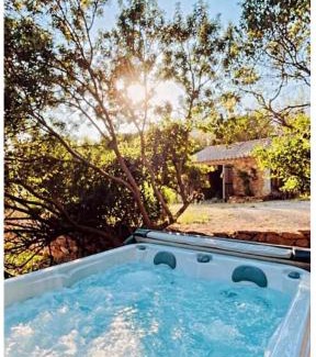 Le Beausset Bed & Breakfast | Authentique bergerie en pierre avec jacuzzi piscine et massages La grange des amoureux