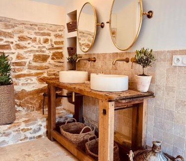 Le Beausset Bed & Breakfast | Authentique bergerie en pierre avec jacuzzi piscine et massages La grange des amoureux