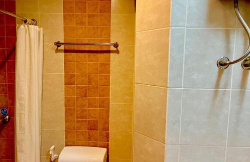North Pattaya Hotel | Welcoming Authong Residence: Oceanfront Family Retreat