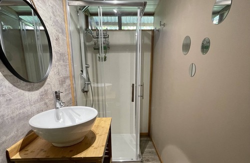 Hauru Apartment | Beachfront Auti Studio: Pet-Friendly with Ocean Views