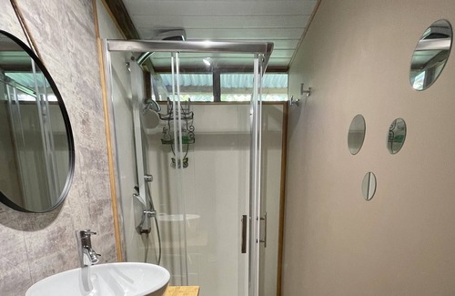 Hauru Apartment | Beachfront Auti Studio: Pet-Friendly with Ocean Views