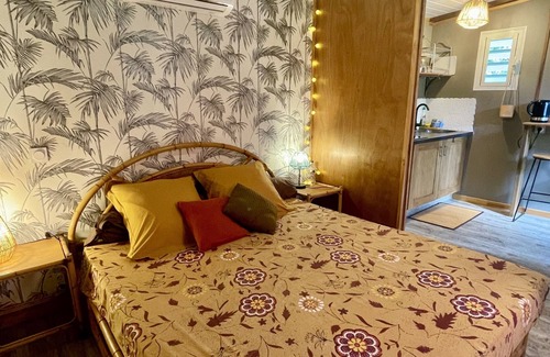 Hauru Apartment | Beachfront Auti Studio: Pet-Friendly with Ocean Views