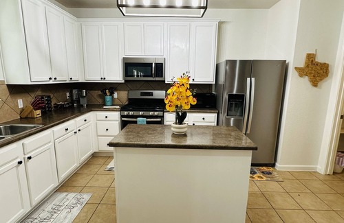 Round Rock Apartment | Autin - Family & Groups - Modern Lux