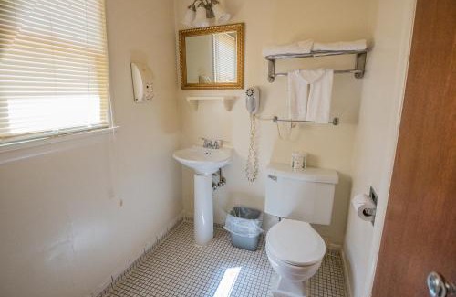 Newcastle Hotel | Comfortable Auto Inn Motel & RV Park with Hot Tub Access