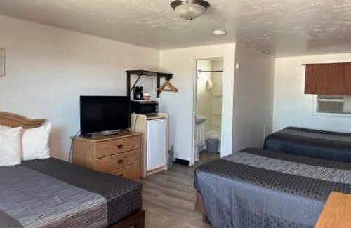 Newcastle Hotel | Comfortable Auto Inn Motel & RV Park with Hot Tub Access