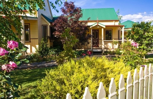 Bright Cottage | Bright Autumn Abode Cottages with Pool & Breakfast Included