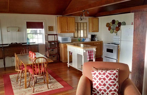 Town of Yates Cottage | Charming Cottage Retreat on Lake Ontario with Pool & Breakfast