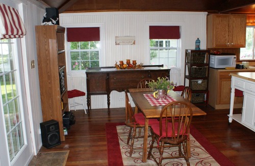 Town of Yates Cottage | Charming Cottage Retreat on Lake Ontario with Pool & Breakfast