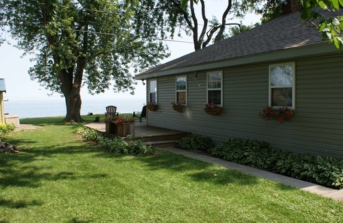 Town of Yates Cottage | Charming Cottage Retreat on Lake Ontario with Pool & Breakfast