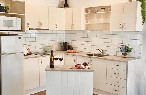 Bright House | Mountain View Cottage 3: Family-Friendly Autumn Escape