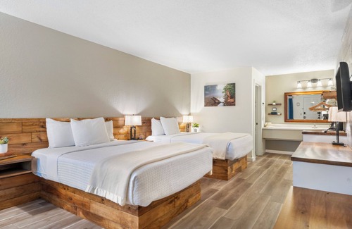Branson Hotel | Relax at Autumn Creek Branson: Top-Rated Pool & Spa