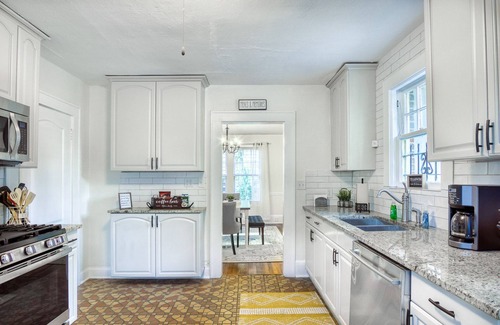 Riverside House | Elegant Riverside Retreat: Avondale Estate with 6 Bedrooms