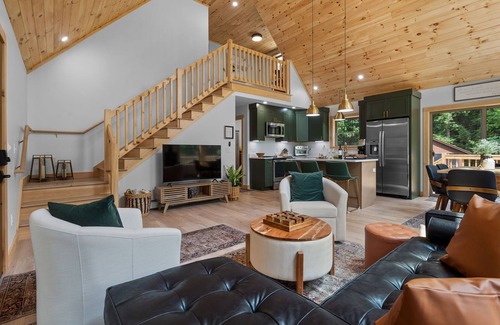 Brownfield Cabin | Autumn Escape - 4BR/2BA Cabin 15min to Conway Fire Pit Leaf-Peeping Ready