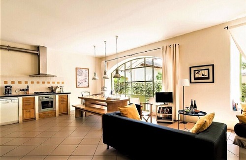 Cairanne House | Experience Provence: Views of Mont-Ventoux & Spa Amenities