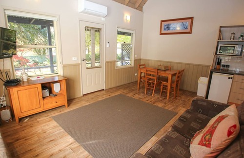 Harrietville Cottage | Cozy Autumn Leaf Cottage in Harrietville with Pool & Breakfast