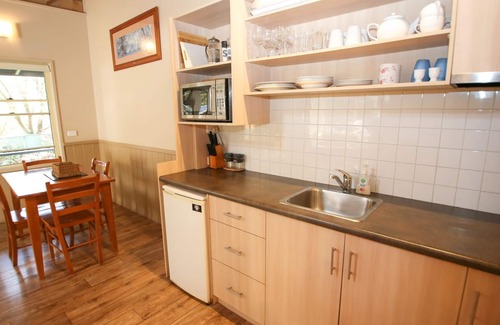 Harrietville Cottage | Cozy Autumn Leaf Cottage in Harrietville with Pool & Breakfast