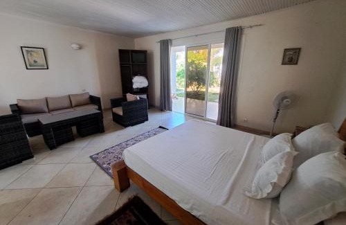 Toliara Hotel | Discover Aux 2 Métis: Oceanfront Retreat with Pool