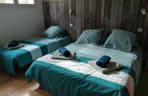 Mailhac-sur-Benaize Hotel | Pet-Friendly Escape at Aux Berges du Lac de Mondon