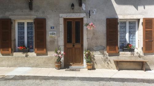 Ceyzerieu House | Pet-Friendly Retreat: Aux Portes Du Marais, Rated 9.4/10