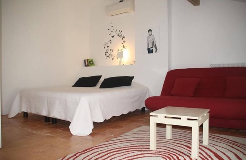 Nissan-lez-Enserune House | Top-rated Amenities at Aux Pots Bleus: Pool & Spa Retreat